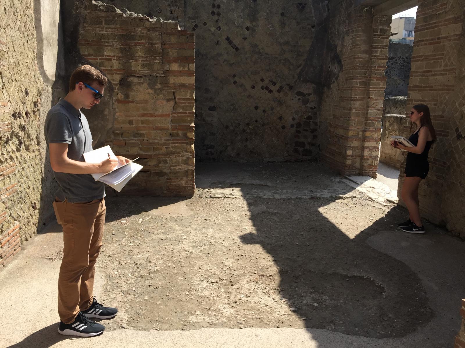 Sketching a house in Herculaneum