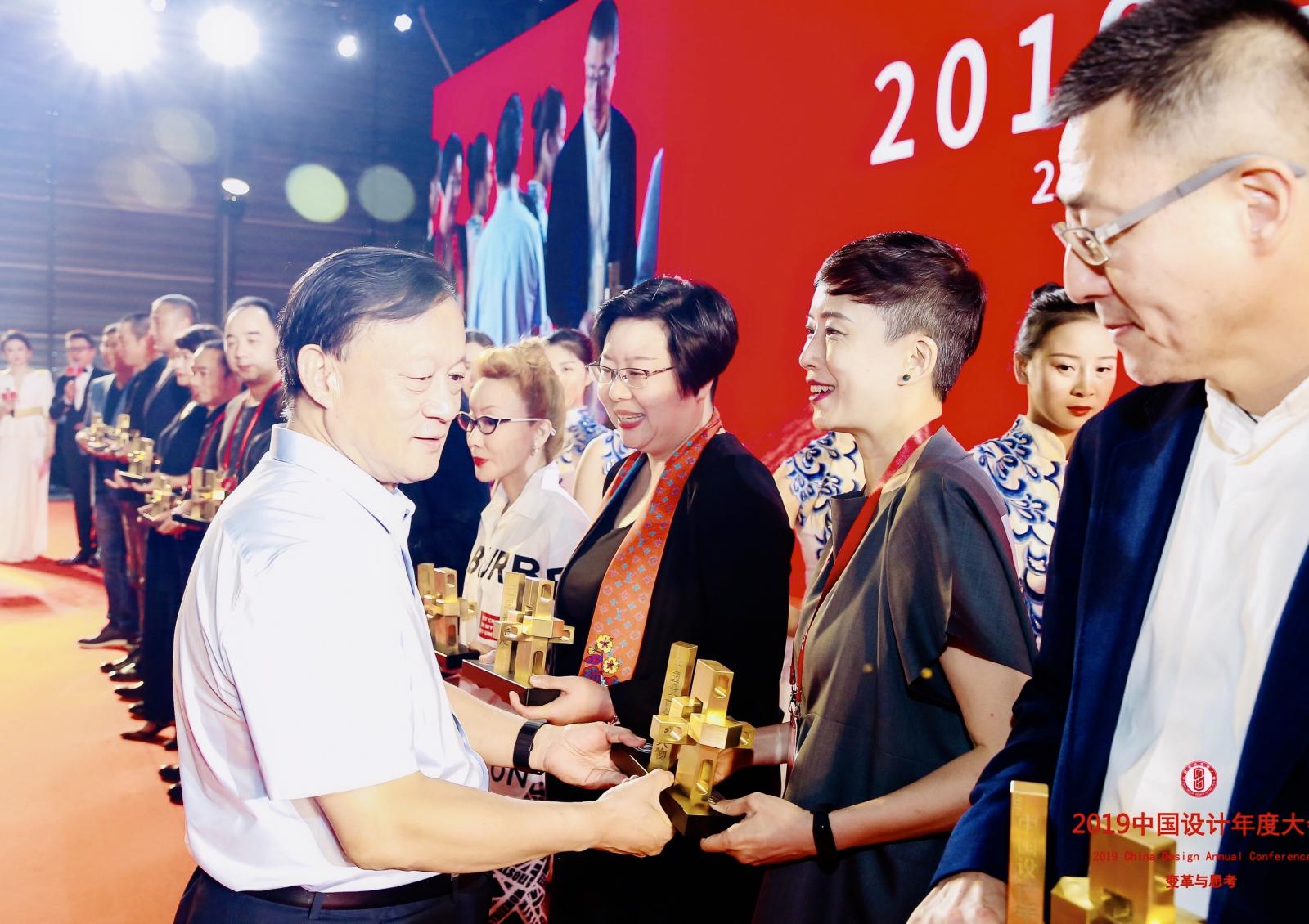 Emma Chang receiving 2019 China Designer of the Year award