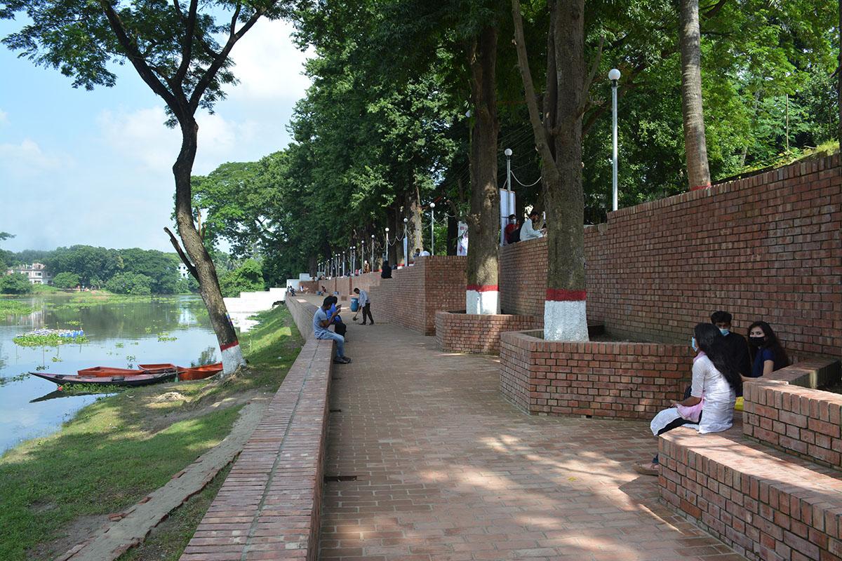 People sitting by the Nabogranga river