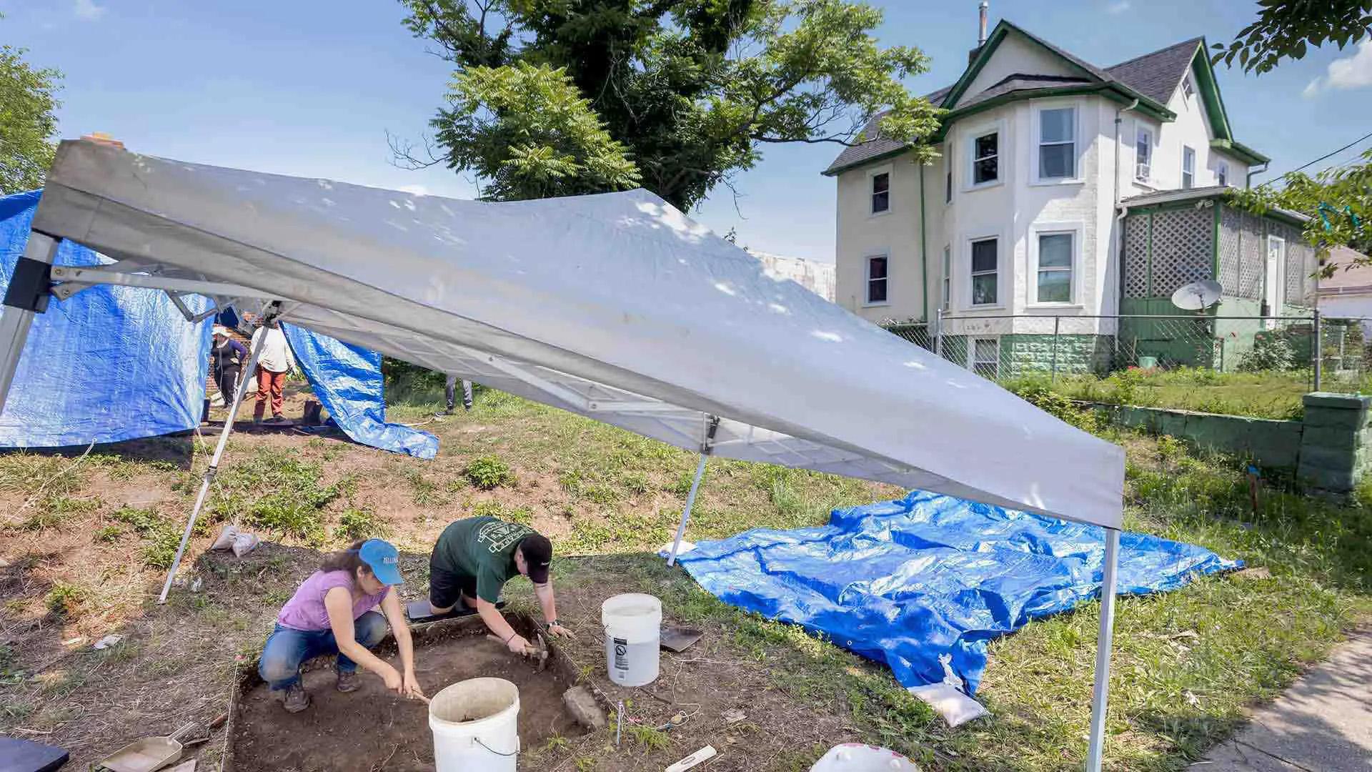 Students excavating at the Henry Randall House