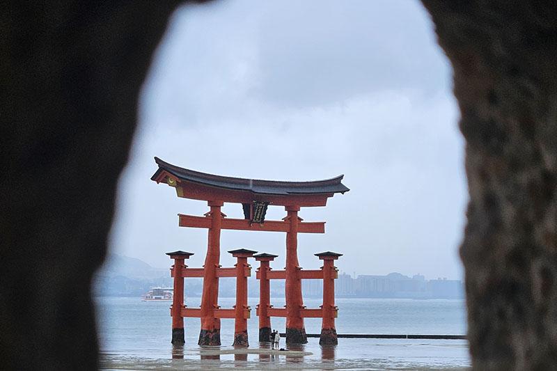 Japanese structure in the water. Photo by Alexis Orihuela