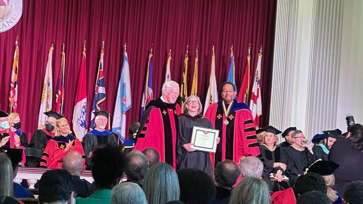 Madlen Simon receiving award