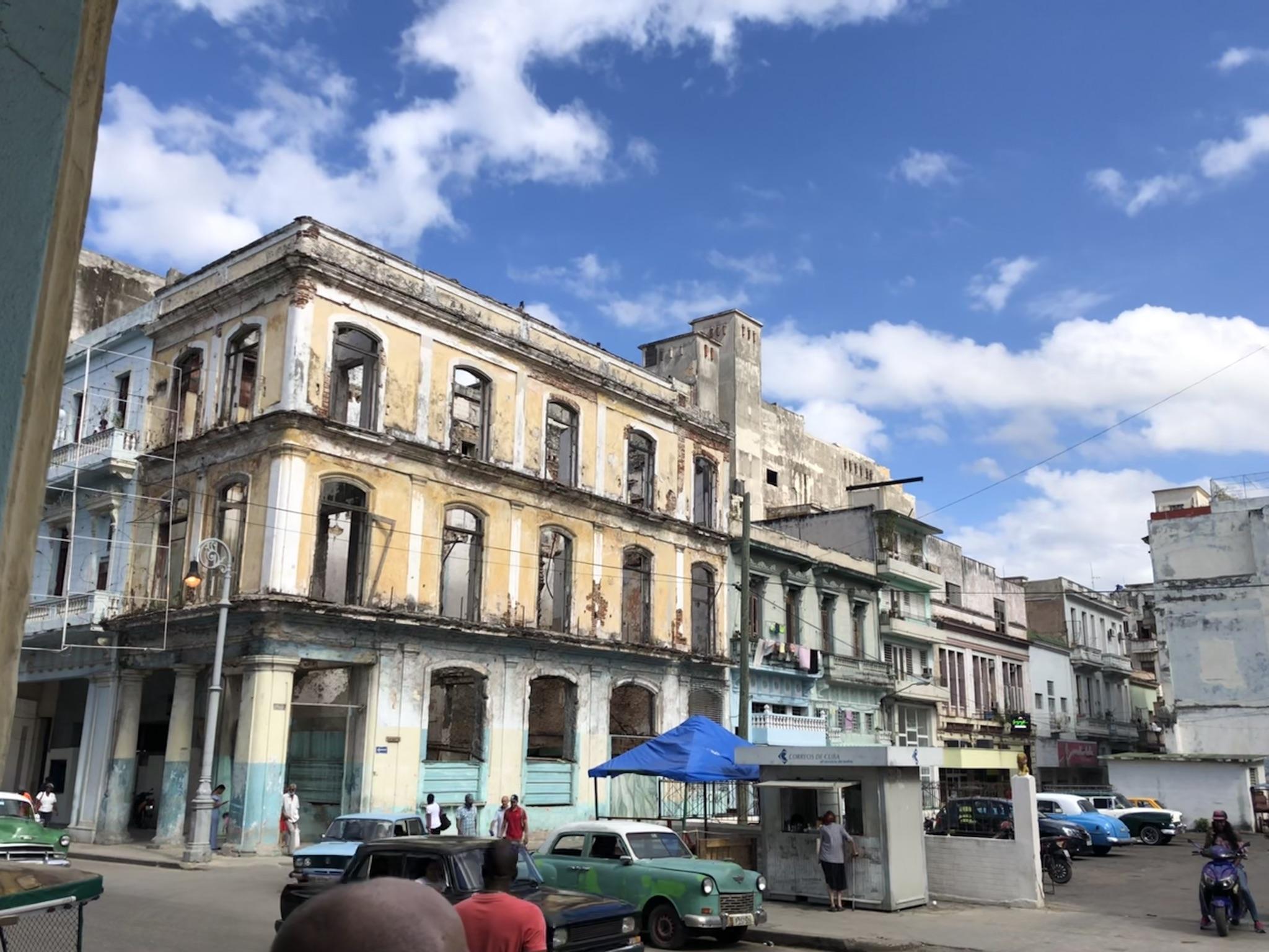 Cuban architecture and cars